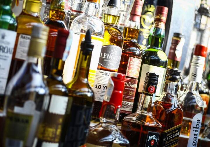 લખનઉઃ ઉત્તર પ્રદેશના બારાબંકીમાં એક સંબંધીના ઘરે લગ્ન સમારંભમાં સામેલ થયેલા લોકો પૈકી 9નાં ઝેરી દારૂ પીવાથી મોત થયા છે. આ તમામ લોકો અલગ-અલગ ગામથી આવ્યા હતા. પોલીસે તમામ મૃતદેહો પોસ્ટમોર્ટમ માટે મોકલી દીધા છે. આ મામલો બારાબંકીના તાલ ખુર્દ ગામનો છે.