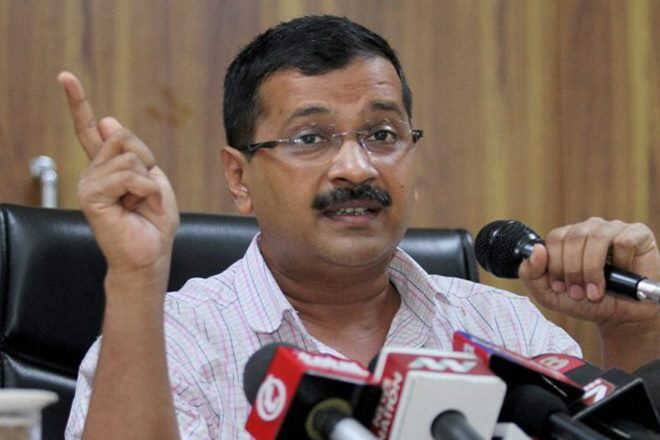 નવી દિલ્હીઃ દિલ્હીના મુખ્યમંત્રી કેજરીવાલે કેન્દ્રની મોદી સરકાર પર હવે નિશાન તાક્યું છે, શુક્રવારે સરકાર દ્વારા સિંગલ બ્રાન્ડ રિટેલમાં 100 ટકા એફડીઆઇના નિર્ણયનો વિરોધ કરતાં કહ્યું કે, નાના વેપારીઓ પર મોદી સરકારે એકજ વર્ષમાં ત્રણ ઘા કર્યા છે. 