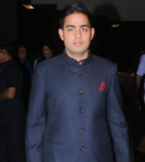  લાઈવ મિન્ટમાં પ્રકાશિત અહેવાલ અનુસાર આકાશ અંબાણીની આગેવાનીમાં 50 પ્રોફેશનલોની ટીમ બનાવવામાં આવી રહી છે. આ ટીમની સરેરાશ ઉંમર 25 વર્ષ હશે. જોકે આ કંપની તરફથી આ મુદ્દે કંઈપણ કહેવામાં આવ્યું નથી.