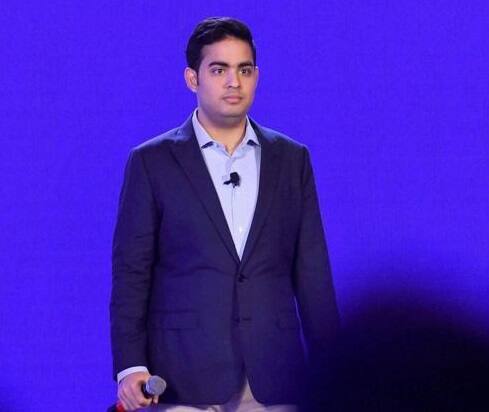  કહેવાય છે કે રિલાયન્સ જિઓએ આ નિર્ણય વિશ્વભરમાં ક્રિપ્ટ કરન્સીના વધતા ચલણને ધ્યાનમાં રાખીને લીધો છે. મુકેશ અંબાણીના મોટા દીકરા આકાશ અંબાણીના નેતૃત્વમાં બનનારી ટીમ ક્રિપ્ટોકરન્સી માટે જરૂરી બ્લોકચેનનું નિર્માણ કરશે અને તેની ટેક્નીકલી મુદ્દાઓ પર નજર રાખશે. આ સપ્લાઈ ચેનમાં સામેલ થનારા જિઓકોઈનના માધ્યમથી ખરીદ-વેચાણ કરી શકશે.