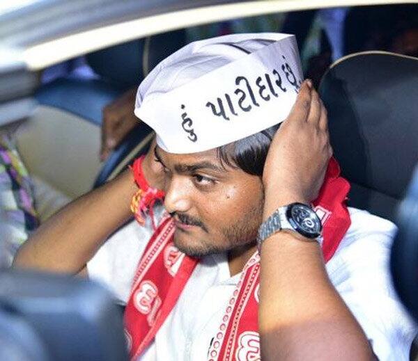 દરમિયાન જાહેર રોડ પર ટ્રાફિકજામના દ્રશ્યો સર્જાયા હતા. ટ્રાફિક થતા પોલીસે અવરોધ ઊભ ન કરવા સૂચના આપવા છતા પણ ટોળું નહીં વિખેરાયાતા પોલીસે હાર્દિક પટેલ, ધાર્મિક, અલ્પેશ અને કોંગ્રેસના અશોક જીરાવાલા સહિત 200 લોકો સામે ગુનો નોંધાયા છે. 
