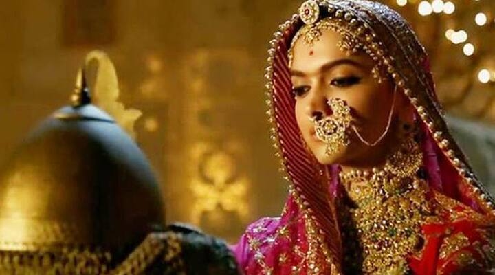  ‘પદ્માવતી’ સામે ગુજરાત સહિત સમગ્ર દેશમાં વિરોધ થઈ રહ્યો છે. ક્ષત્રીય સમાજ અને ખાસ તો કરણી સેના દ્વારા ચીમકી ઉચ્ચારવામાં આવી છે કે અમે લોકો આ ફિલ્મને રીલીઝ નહી થવા દઈએ. કરણી સેના દ્વારા ઉગ્ર વિરોધ દર્શાવવામાં આવી રહ્યો છે. તેમણે તો રીલીઝ કરનારા થીયેટરને આગ લગાડવાની ચીમકી પણ આપી દીધી છે.