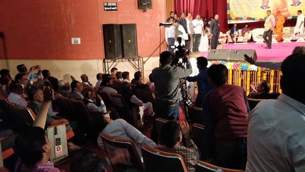 નૌશાદ સોલંકીએ લોકોને સંબોધન કરતાં કહ્યું હતું કે, રાજ્યમાં હાલમાં દલિતોની સ્થિતિ દયનીય છે અને તેમને ભારે હાલાકી પડી રહી છે. આ સાંભળી ઉશ્કેરાઇ ગયેલા ભાજપના ધારાસભ્ય કરશન સોલંકી (કડી) અને પ્રદીપ પરમાર (અસારવા)એ ચાલુ કાર્યક્રમે સ્ટેજ છોડી ચાલતી પકડી હતી. 