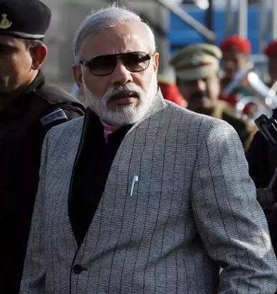 વડાપ્રધાન કાર્યાલય તરફથી એક RTIમાં આપવામાં આવેલી જાણકારી મૂજબ PM મોદી પોતના કપડાનો ખર્ચ પોતાની પગારમાંથી કરે છે. તેમના કપડા માટે કોઈ સરકારી ખર્ચ ઉઠાવવામાં આવતો નથી. 