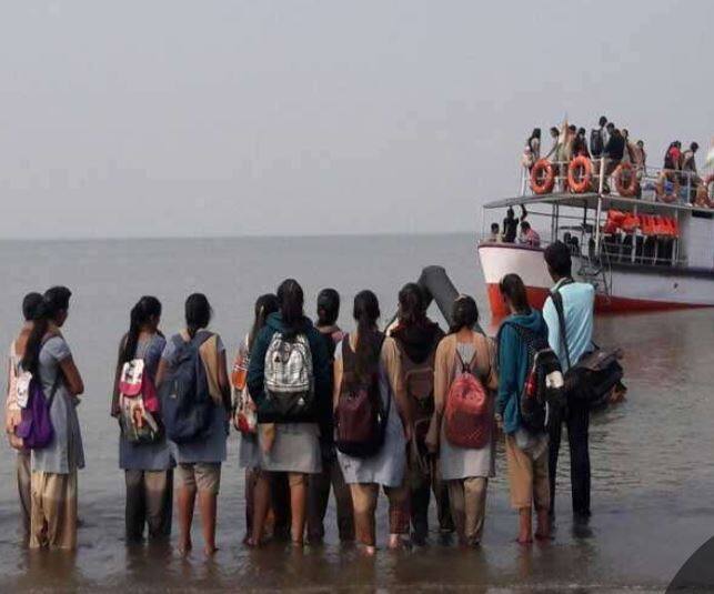 પાલઘરના જિલ્લાધિકારી પ્રશાંત નારનવારેએ જણાવ્યું કે, આ બોટ પર સ્કૂલના બાળકો સવાર હતા. બોટ ડૂબ્યાના અહેવાલ મળતા વિસ્તારમાં ખળભળાટ મચી ગયો હતો. ત્યારબાદ સ્થાનિક માછીમારોની મદદથી બાળકોને બચાવવાના પ્રયાસો ચાલી રહ્યા છે. 