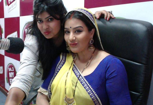 બિગ બોસમાં આવતા પહેલા શિલ્પાએ ઋષિ કપૂર સાથે એક ફની આઈટમ નંબર પણ શૂટ કર્યું હતું. આ ગીતને બેબી ડોલ ફેમ કનિકા કપૂરે ગાયું હતું અને ગણેશ આચાર્યએ કોરિયોગ્રાફ કર્યું હતું.