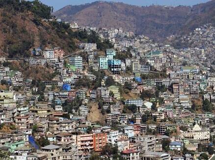 નવી દિલ્લી: એક તરફ દેશમાં વધતી જનસંખ્યાને નિયંત્રણ કરવા માટે વિવિધ પ્રકારાના અભિયાનો ચલાવવામાં આવી રહ્યા છે. ત્યાં દેશનું એક એવું પણ રાજ્ય છે જ્યાં વધુ બાળકો પેદા કરવા પર દંપતિને ઈનામ આપવાની યોજના બનાવી છે. જી, હા આ વાત ચોંકવાનારી છે કે જ્યાં વધતી જનસંખ્યાને લઈને આપણો દેશ અનેક પ્રકારની સમસ્યાનો સામનો કરી રહ્યો છે. ત્યાં આપણા દેશના પૂર્વોત્તર રાજ્ય મિઝોરમના એક સ્થાનીય ચર્ચે ચાર કે તેથી વધુ બાળકો પેદા કરનાર મિઝો દંપતિઓને પ્રોત્સાહન તરીકે રૂપિયા આપવાની જાહેરાત કરી છે.તેના પાછળ કારણ એ છે કે પ્રદેશમાં સતત ઘટી રહેલા જન્મ દરમાં સુધારો લાવવાની દૃષ્ટિકોણથી ચર્ચે આ પ્રકારનો નિર્ણય લીધો છે. 