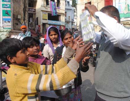 મકરસંક્રાંતિ સાથે ધનુર્માસની પણ પૂર્ણાહૂતિ થશે. મકર સંક્રાંતિએ દાન-દક્ષિણાનું પણ વિશિષ્ટ મહત્વ છે. આ તહેવારમાં શેરડી, પીળા રંગના વસ્ત્રોને દાન આપવાનું મહત્વ છે. આ પ્રસંગે અમદાવાદના મંદિરોમાં પણ વિશિષ્ટ આયોજન કરવામાં આવ્યું છે. હિંદુ સંસ્કૃતિએ તો મૃત્યુને પણ ઉત્તરાયણના સૂર્યમાં જ પવિત્ર માન્યું છે. 