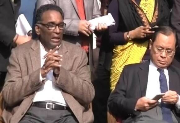 કોલકતાના એક કાર્યક્રમમાં ભાગ લેવા ગયેલા જસ્ટિસ ગોગોઇએ ન્યૂઝ એન્જસી પીટીઆઇને કહ્યું કે, કોઇ સંકટ નથી. વળી કોચ્ચિમાં કુરિયન જોસેફે કહ્યું, ''અમે એક મુદ્દો ઉઠાવ્યો, હવે આ મામલો સામે આવ્યો છે. આ ન્યાયપાલિકાની અંદરની મેટર છે અને અંદર જ તેને ઉકેલવામાં આવશે. સંસ્થાની અંદર સુધારાની જરૂર છે. ન્યાયપાલિકામાં લોકોનો વિશ્વાસ વધારવા માટે આ પગલું ભર્યું છે. અમને આશા છે કે આમાં સુપ્રીમ કોર્ટના વહીવટમાં વધુ પારદર્શિતા આવશે.''