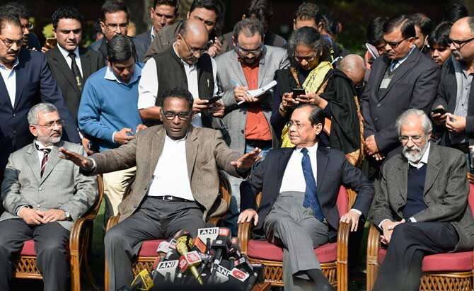 ઇતિહાસમાં પહેલીવાર સુપ્રીમ કોર્ટના 4 સૌથી સીનિયર જજોએ મીડિયાની સામે આવીને ચીફ જસ્ટીસને કઠેરામાં ઉભા કરી દીધા હતા. આરોપ લાગ્યો છે કે ચીફ જસ્ટિસ પસંદગીના જજો પાસે કેસ મોકલે છે અને લોયાના મોતના કેસમાં મનમાની કરવામાં આવી છે. ચારેય જજોના આ આરોપોથી હડકંપ મચી ગયો છે. વિવાદ ઉલેકાય એવી આશા છે પણ ક્યારે ઉકેલાશે તે નક્કી નથી.