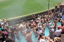 IND vs SA: ગરમીથી બચવા સ્વિમિંગની સાથે પ્રેક્ષકોએ માણી મેચની મજા 