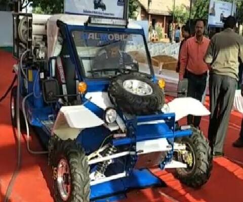 અમદાવાદ: ઈઝરાયેલના વડાપ્રધાન નેતન્યાહૂએ પ્રધાનમંત્રી મોદીને એક ખાસ જીપ ભેટમાં આપી છે. આ જીપને નવી દિલ્લીથી ગુજરાતમાં મોકલી દેવાઈ હતી અને તે સુઈગામ પહોંચી હતી. જેને બાવળા ખાતેથી પીએમ મોદી અને ઈઝરાયેલી વડાપ્રધાન નેતન્યાહૂએ આ વાનને ખુલ્લી મૂકી હતી. આ જીપથી સમુદ્રનું ખારુ પાણી પીવાલાયક શુદ્ધ પાણી બનાવી શકાય છે.