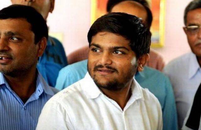 નવી દિલ્હીઃ વિશ્વ હિન્દુ પરિષદના આંતરરાષ્ટ્રીય કાર્યકારી અધ્યક્ષ પ્રવીણ તોગડિયા સોમવારે સવારથી ગુમ થઈ ગયા હતા. જો કે બાદમાં રાત્રે અર્ધબેભાન હાલતમાં મળી આવ્યા હતા. જોકે પ્રવીણ તોગડિયાના ગુમ થવા મામલા પાટીદાર નેતા હાર્દિક પટેલે ભાજપ પર નિશાન તાક્યું હતું. હાર્દિકે એ પણ કહ્યું કે, જો આવી ઘટના કોંગ્રેસના સમયમાં થઈ હોત તો ભાજપ દેશભરમાં હિંસા કરત. હાર્દિક સતત બે ટ્વિટ કરીને મોદી સરકાર પર પ્રહાર કર્યા હતા.