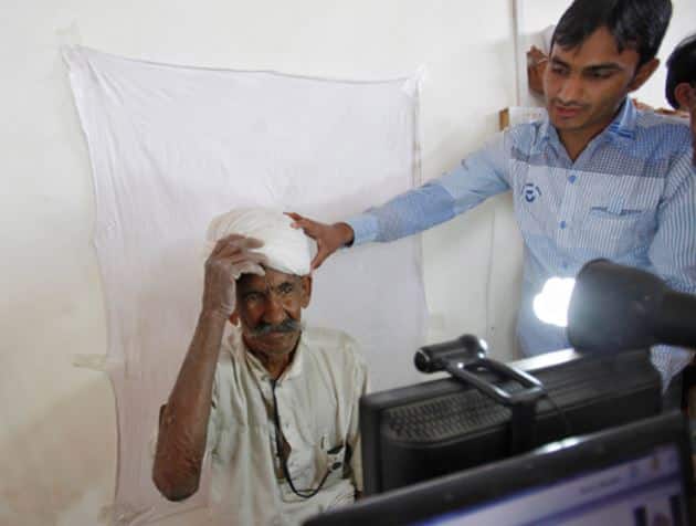 નવી દિલ્હીઃ આધારની સુરક્ષા માટે વર્ચ્યુઅલ આઈડી વિકલ્પની જાહેરાતના પાંચ દિવસ બાદ ચેહરાથી વેરીફિકેશનની સુવિધા શરૂ કરવાની જાહેરાત કરાઈ છે. યુઆઈડીએઆઈએ આધારની ઓળખ માટે આંગળીના નિશાન અને આંખની રેટીના ઉપરાંત ફેસ રેકગ્નાઈઝેશન પણ સામેલ કરી લીધું છે. આમ હવે ચહેરાથી પણ આધારનું વેરીફિકેશન કરાવી શકાશે. આ સેવા 1 જુલાઈથી અમલી બનશે. 