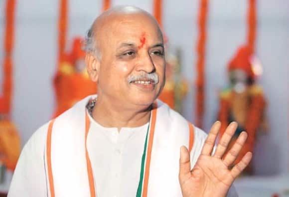 પ્રવીણ તોગડિયાના ગુમ થવાના અને અર્ધબેભાણ હાલતમાં મળવા મુદ્દે કૉંગ્રેસે સવાલ છે. ગુજરાત કોંગ્રેસના પ્રભારી અશોક ગેહલોતે કહ્યું કે રાજસ્થાન પોલીસ કેમ આવી હતી તોગડિયાને લેવા, તમામ મુદ્દાઓની સરકાર કરે સ્પષ્ટતા.