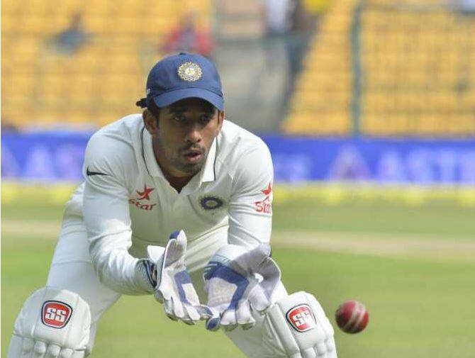 ઘાયલ થયેલો વિકેટકિપર સાહા અત્યાર સુધીમાં 32 ટેસ્ટમાં 30.63ની સરેરાશથી 1164 રન નોંધાવી ચુક્યો છે. પ્રથમ ટેસ્ટમાં તેણે કુલ 10 કેચ પકડીને ધોનીનો રેકોર્ડ તોડ્યો હતો.