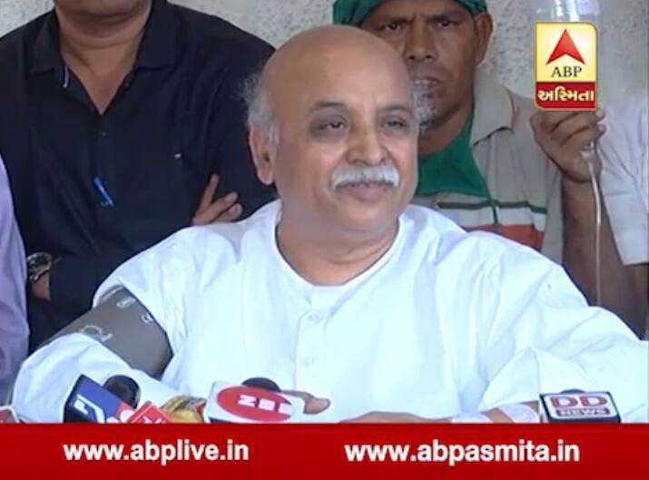 ઉલ્લેખનીય છે કે, ગઇકાલે રાત્રે 11 કલાકથી લાપતા વિશ્વ હિન્દુ પરિષદના આંતરરાષ્ટ્રીય અધ્યક્ષ પ્રવિણ તોગડિયા બેભાન હાલતમાં અમદાવાદ એરપોર્ટ પાસે મળી આવ્યા હતા. શાહીબાગની ચંદ્રમણી હોસ્પિટલમાં દાખલ કરી પ્રાથમિક સારવાર આપવામાં આવી રહી છે. પ્રાપ્ત માહિતી અનુસાર 8:30 વાગ્યાની આસપાસ અજાણ્યા શખ્સ દ્વારા 108ને ફોન કરવામાં આવ્યા હતો. ત્યારબાદ 9:10 વાગ્યે તેમને હોસ્પિટલમાં ખસેડવામાં આવ્યા હતા. આ ઘટનાની જાણ થતા હોસ્પિટલ પાસે મોટી સંખ્યામાં કાર્યકર્તાઓના ટોળા ઉમટી પડ્યા છે. હોસ્પિટલના ડોક્ટર રૂપકુમાર અગ્રવાલ દ્વારા માહિતી આપવા આવી કે પ્રવિણ તોગડિયાનું સુગર લેવલ ડાઉન થઇ ગયું હતું અને અત્યારે તેમની તબિયત સ્થિર છે.