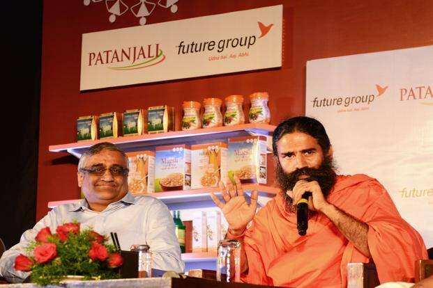 એફએમસીજી માર્કેટમાં ધૂમ મચાવ્યા બાદ હવે ઈ-કોમર્સમાં પ્રવેશથી પતંજલિનું કદ વધી જશે. રામદેવ હંમેશા સ્વદેશીનો નારો બુલંદ કરતા આવ્યા છે. પતંજલિ છેલ્લા થોડા વર્ષોમાં દેશની મોટી એફએમસીજી કંપનીઓમાં સામેલ થઈ ગઈ છે. તેણે હિન્દુસ્તાન યુનિલીવર, કોલગેટ પામોલિવ અને ડાબર જેવી ગ્લોબલ અને લોકલ કંપનીઓને તેમના આયુર્વેદિક પ્રોડક્ટ પોર્ટફોલિયોનું વિસ્તરણ કરવા મજબૂર કરી છે.