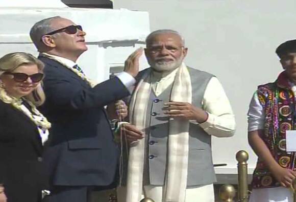  અમદાવાદ: ઇઝરાયલના વડાપ્રધાન નેતન્યાહૂ આજે અમદાવાદના મહેમાન બન્યા છે. નેતન્યાહૂ અને વડાપ્રધાન મોદીએ રિવરફ્રન્ટ પર પતંગ ચગાવ્યો હતો. નેતન્યાહૂના પત્નીએ પણ પતંગ ચગાવવાનો આનંદ માણ્યો હતો. આ અગાઉ બંન્ને નેતાઓએ ગાંધી આશ્રમની મુલાકાત લીધી હતી. અહીં ઇઝરાયલના નેતન્યાહૂએ ચરખો ચલાવ્યો હતો. 