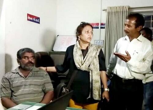 પશુપાલક લાલજીએ નવીનગરીમાં રહેતા બાબર તેમને રસ્તામાં મળ્યો હતો. તેની પૂછપરછમાં તેણે ગાય સાથે દુષ્કર્મ આચર્યું હોવાનું કબૂલાત કરતાં પશુપાલકે બાબરને પકડીને પોલીસને હવાલે કર્યો હતો. આ વાત વાયુવેગે પંથકમાં પ્રસરી જતાં લોકોએ દુષ્કર્મ આચરનાર શખ્સ ઉપર ફિટકાર વરસાવી હતી. હાલમાં પોલીસે તેની અટકાયત કરી આગળની કાર્યવાહી હાથધરી છે. 