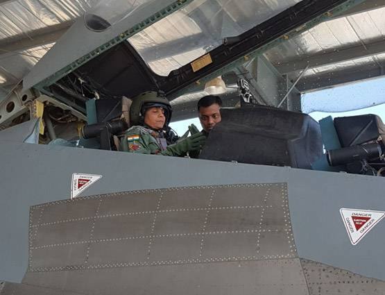 જણાવી દઈએ કે રક્ષામંત્રી નિર્મલા સીતારામન સેનાના ત્રણેય અંગોનો જૂસ્સો વધારતી નજર આવી રહી છે. તેના પહેલા રક્ષામંત્રી નિર્મલા સીતારામન આ મહીનામાં ‘રક્ષામંત્રી ડે એટ સી’ અભિયાનમાં ભાગ લેવા માટે ગોવામાં ભારતીય નૌસેના સ્ટેશન આઈએનએસ પહોચ્યાં હતા. 