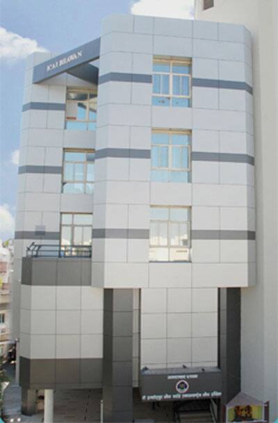 જ્યારે કોમન પ્રોફિસિયન્સી ટેસ્ટ (CPT)નું નેશનલનું પરિણામ 38.02 ટકા જાહેર થયું છે. દેશમાં કુલ 50,584 વિદ્યાર્થીએ આ પરીક્ષા આપી હતી. જેમાંથી 23,034 પાસ થયા છે. સીપીટી ટોપર્સમાં દેવાશ શાંહે 200માંથી 193, ભવ્યા પટેલે 200માંથી 189, સલોની મનોજભાઈ ગુલેચાએ 200માંથી 188, નિમિષા પટેલે 200માંથી 186 માર્ક અને ભૌતિક ઝાંખલિયાએ 200માંથી 186 માર્ક મેળવ્યા છે.