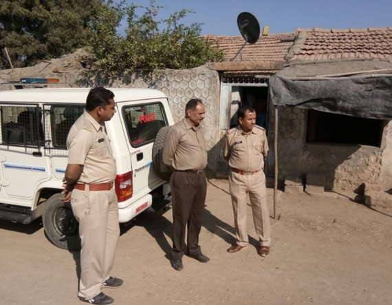 આ બનાવની જાણ માનસર ગામના સરપંચ સંજયભાઈ ગોહિલે પોલીસને કરતા પીઆઈ બી.ટી.વાઢીયા, પીએસઆઈ સી.એચ.શુકલ સહિતનાઓએ લાશ લઇ જવામાં વપરાયેલ સ્વીફટ કાર ઝડપીને કોપરણી ગામના સ્મશાનમાં તપાસ હાથ ધરી છે. જ્યારે પોલીસ પકડથી દૂર રહેલા કાકી-ભત્રીજાને ઝબ્બે કરવા પોલીસે વિવીધ ટીમો બનાવી તપાસ શરૂ કરી છે.