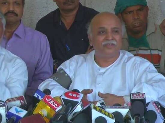 જોકે, પ્રવિણ તોગડિયા પર વિશ્વ હિન્દુ પરિષદ પણ તેનાથી દુર ભાગી રહ્યું છે. અલ્હાબાદમાં માઘ મેળામાં 29 જાન્યુઆરીએ થનારી વીએચપીની માર્ગદર્શક મંડળની બેઠક અને સંત સંમેલનમાં તોગડિયાના મુદ્દે કોઇ ચર્ચા નહીં થાય. તોગડિયાએ પીએમ મોદી પર તેમના વિરુદ્ધ કાવતરાં રચવાનો આરોપ લગાવ્યો છે. વીએચપી પોતાના જ આંતરરાષ્ટ્રીય પ્રમુખ પ્રવિણ તોગડિયાના આરોપો પર ખુલીને નથી બોલી રહ્યું. તોગડિયા પણ માર્ગદર્શક મંડળની યોજાનારી બેઠકમાં સામેલ નહીં થાય. 