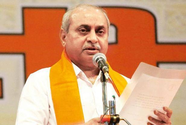 આ મંત્રીઓ સમયાંતરે જિલ્લાઓની મુલાકાત લઈ વહીવટી પ્રશ્નોથી વાકેફ થશે અને તેના નિકાલ માટે જિલ્લા અધિકારીઓને માર્ગદર્શન આપશે. રાજ્યના સામાન્ય વહીવટ વિભાગે આ અંગેનો જાહેર પરિપત્ર કર્યો છે. સરકારે તમામ 18 મંત્રીને પ્રભારી બનાવ્યા છે. રાજ્ય સરકારે કરેલી જાહેરાત પ્રમાણે નીતિન પટેલ (નાયમ મુખ્યમંત્રી)- વડોદરા, ખેડા જિલ્લાના પ્રભારી રહેશે જ્યારે કૃષિ મંત્રી આર.સી. ફળદુ અમદાવાદ, અમરેલી જિલ્લાના પ્રભારી રહેશે.