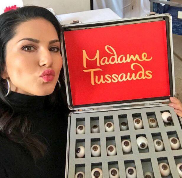 સનીએ આ અંગે કહ્યું કે, મારું સ્ટેચ્યૂ લગાવવા બદલ મેડમ તુસાદની અભારી છું. મારા માટે મીણની પ્રતિમાનું હોવું ખૂશીની વાત છે. આ પ્રથમ વખત છે જ્યારે હું લાંબી સિટિંગથી પ્રસાર થઈ અને હું ટીમનો આભાર માનું છું. જેણે આ એક યાદગાર અનુભવ બનાવ્યો. 