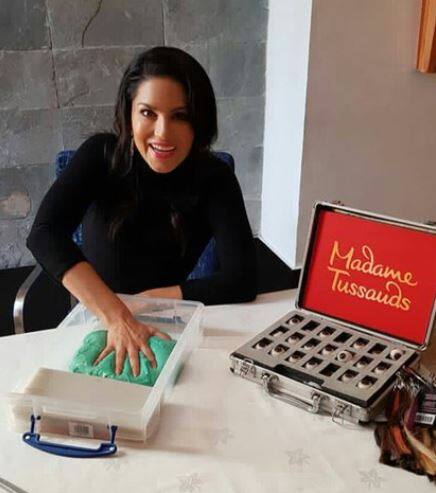 હું પોતાની પ્રતિમાને જોવા ખૂબજ ઉત્સૂક છું. અને પોતાના પ્રશંસકોની પ્રતિક્રિયાની રાહ જોઈશ. આ વર્ષના અંત સુધીમાં પ્રતિમા લગાવામાં આવશે. 