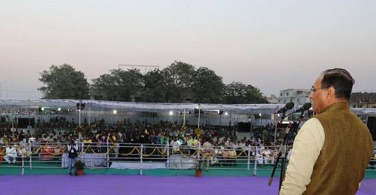 મ્યુનિસિપાલના પતંગ મહોત્સવમાં નાયબ મુખ્યમંત્રીનો ગાયબ થયેલો ફોટો લોકાપર્ણ કાર્યક્રમમાં જોવા મળ્યો હતો. પાંખી હાજરી પાછળ સરકારમાં સુરતને યોગ્ય પ્રતિનિધિત્વ ન મળ્યું તેવી ચર્ચા થઈ રહી હતી. ગુજરાતના મુખ્યમંત્રી તરીકે બીજી આરૂડઢ થયાં બાદ વિજય રૂપાણી પહેલી વાર જાહેર કાર્યક્રમમાં આવ્યા હતા. 