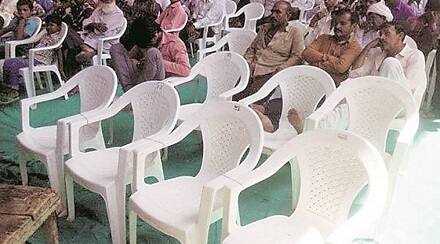 નેતાઓના સન્માન સમારોહ બાદ નવસારીના સાસંદ ભાષણ કરવા ઉભા થયાં કે લોકોએ બહાર જવાનું શરૂ કરી દીધું હતું ત્યાર બાદ મુખ્યમંત્રી ભાષણ કરવા ઉભા થયાં ત્યારે પણ લોકો મંડપમાંથી બહાર જતાં જોવા મળ્યા હતા. 