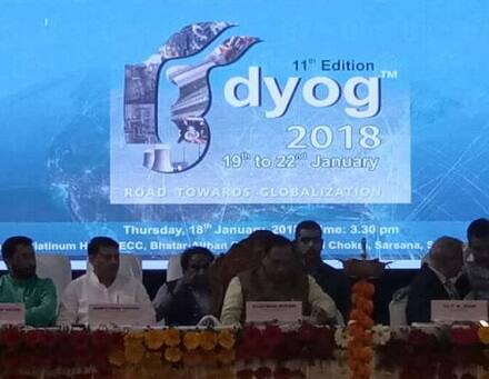 હાલમાં જ સુરતમાં યોજાયેલા પતંગ મહોત્સવમાં નાયબ મુખ્યમંત્રીનો ફોટો ગાયબ હતો પણ આ સમારોહમાં નાયબ મુખ્યમંત્રીનો ફોટો આવી ગયો હતો. મુખ્યમંત્રીના નિરશ કાર્યક્રમના કારણે હાજર લોકો નિરાશ થયાં હતા.