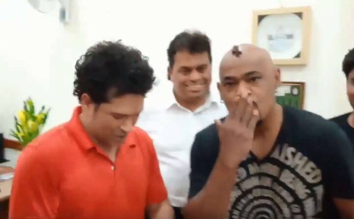સચિને સોશ્યલ મીડિયા પર પોતાની અને વિનોદ કાંબલીનો એક જુનો ફોટો શેર કરતાં લખ્યુ, 'તુમ જિયો હજારો સાલ, સાલ કે દિન હો હજાર. વિનોદ કાંબલી તમને જન્મદિવસની ખુબ ખુબ શુભેચ્છાઓ'