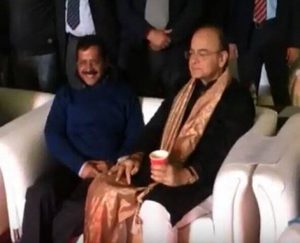 ગુરૂવારના રોજ જીએસટી કાઉન્સિલની તરફથી ડિનર પાર્ટીનું આયોજન કરાયું હતું. જીએસટીનું નેતૃત્વ કરી રહેલા અરૂણ જેટલીની સાથે અરવિંદ કેજરીવાલ ડિનર પાર્ટીમાં સાથે જોવા મળ્યા હતા. આમ આદમી પાર્ટીએ પોતાના ટ્વિટર એકાઉન્ટ પર તસવીરો પોસ્ટ કરી છે. આ તસવીરોમાં બંને નેતા એકબીજાની સાથે જોવા મળી રહ્યા છે. 