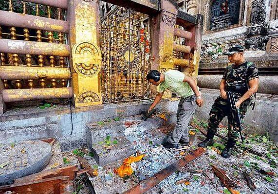 2013માં પણ મહોબધિ મંદિર પાસે સીરિયલ બ્લાસ્ટ થયા હતા. જેમાં બે બૌદ્ધ ભિક્ષુક ઘાયલ થયા હતા. ધડાકામાં ઈન્ડિયન મુઝાહિદ્દીનનો હાથ હતો. આ ઘટના બાદ મહાબોધિ મંદિરની સુરક્ષા વધારી દેવામાં આવી હતી, પરંતુ એક વખત બોંબ મળ્યા બાદ સુરક્ષાનો દાવો પોકળ સાબિત થયો છે.