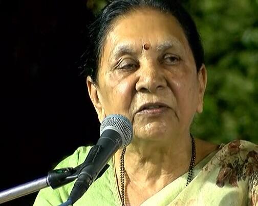 ગાંધીનગર: ગાંધીનગરમાં આનંદીબેન પટેલને મધ્ય પ્રદેશના રાજ્યપાલ બનાવાતા અભિવાદન સમારોહ યોજાયો હતો, આ સમારોહમાં મુખ્યમંત્રી વિજય રૂપાણી, નાયબ મુખ્યમંત્રી નીતિન પટેલ પ્રદેશ પ્રમુખ જીતુભાઈ વાધાણી અને પરશોતમ રૂપાલા સહિતના નેતાઓ ઉપસ્થિત રહ્યા હતા. બેને અહીં તેમના ગુજરાતમાં રાજકારણના અનુભવો વર્ણવ્યા હતા. અભિવાદન સમારોહમાં શુભેચ્છકોનો આભાર માનતા આનંદીબેન ભાવુક થયા હતા. પક્ષ દ્વારા તેમના સન્માન દરમિયાન બેન ભાવુક થયાં હતા. 