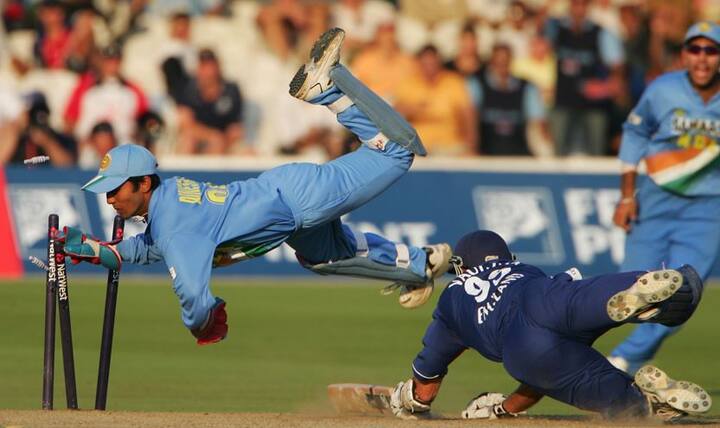 ત્રીજી ટેસ્ટ માટે ટીમ ઈન્ડિયામાં વિકેટકિપર બેટ્સમેન દિનેશ કાર્તિકનો સમાવેશ કરવામાં આવ્યો છે. જો ત્રીજી ટેસ્ટમાં કાર્તિકને પ્લેઇંગ ઇલેવનમાં સામેલ કરાશે તો ભારતીય ટેસ્ટ ક્રિકેટ ઇતિહાસમાં ત્રણેય ટેસ્ટમાં અલગ-અલગ વિકેટકિપર સાથે મેદાન પર ઉતરવાનો અનોખો રેકોર્ડ બનશે.