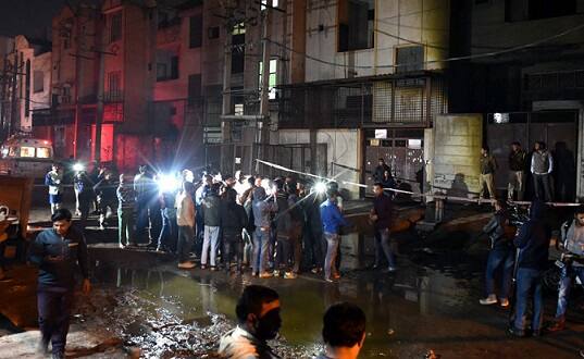 મોડી સાંજે ઘટના સ્થળ પહોંચેલા મુખ્યમંત્રી અરવિંદ કેજરીવાલે ઘટના પર દુઃખ વ્યક્ત કર્યું, કહ્યું - 