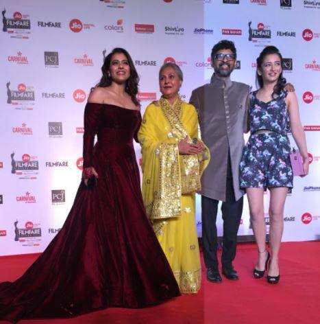 મુંબઈઃ વર્લીમાં શનિવારે રાતે જિયો ફિલ્મફેર એવોર્ડ યોજાયો હતો. આ કાર્યક્રમનું સંચાલન બોલિવૂડના બાદશાહ શાહરૂખ ખાન અને ફિલ્મ મેકર કરન જોહર દ્વારા કરવામાં આવ્યું હતું. આ વખતના ફિલ્મ ફેર એવોર્ડ્સની ખાસ વાત એ હતી કે સુપરસ્ટાર્સની બહુચર્ચિત અને બોક્સ ઓફિસ પર કરોડોની કમાણી કરનારી ફિલ્મોને કોઇ એવોર્ડ મળ્યો નહોતો.