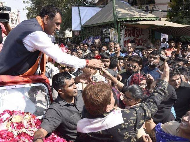 રાજ્યના મુખ્યમંત્રી વિજયભાઇ રૂપાણીએ 18,65,061 રૂપિયાનો ખર્ચ કર્યો છે. વિજય રૂપાણીએ ચાર સભા રેલી માટે રૂપિયા 3,24,000 રૂપિયા, પ્રચાર વાહનો માટે 4,84,000 રૂપિયા, કાર્યકરોને આપેલું માનદ વેતન 3,89,500 રૂપિયા, ભોજન તથા અન્ય ખર્ચ 2,13,250 રૂપિયા દર્શાવ્યો છે.