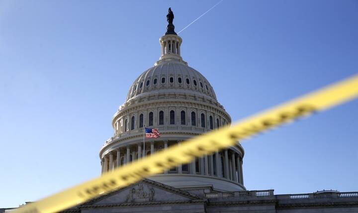 અમેરિકામાં હાલમાં ફેડરલ ગવર્નમેન્ટ એટલે કે કેન્દ્ર સરકારમાં 33 લાખ કર્મચારીઓ છે ને આ પૈકી આઠ કર્મચારીઓએ રજા પર ઉતરી જવું પડશે. અમેરિકન લશ્કરના સૈનિકો સિવાયના મોટા ભાગના કેન્દ્ર સરકારના કર્મચારીઓએ ફરજીયાત વગર પગારની રજા પર જવું પડશે.