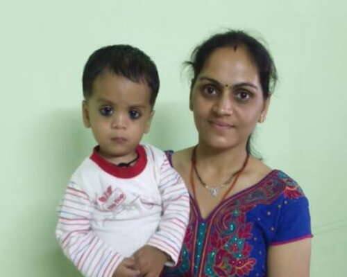  બાદમાં ફલેટની બાલ્કની પરથી જયેશના ફલેટમાં પ્રવેશ્યો ત્યારે જયેશ દોરડા સાથે લટકેલો હતો અને તેની પત્ની અને દિકરાના મૃતદેહ પલંગ પર પડ્યા હતા. પોલીસને ઘટનાસ્થળેથી સુસાઈડ નોટ મળી આવી નથી.