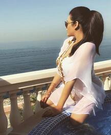 સંજય દત્તની પુત્રી ત્રિશાલાએ ઈસ્ટાગ્રામ પર પોસ્ટ કરી ગ્લેમરસ તસવીરો, લાગ્યો હોટ અંદાજ, જુઓ તસવીરો