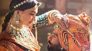 નવી દિલ્લી: સંજય લીલા ભંણસાલીની વિવાદિત ફિલ્મ પદ્માવતને રિલીઝ થવાના હવે માત્ર ચાર દિવસ બાકી છે. ત્યારે ફિલ્મને લઈને ભારે વિરોધ કરવામાં આવી રહ્યો છે. ગુજરાત અને રાજસ્થાનના અનેક વિસ્તારમાં ફિલ્મનો વિરોધ યથાવત છે. પરંતુ જે શહેરોમાં આ ફિલ્મની સ્ક્રીનિંગ કરવામાં આવી રહી છે તેના માટે ધડાધડ એડવાન્સ બુકિંગ શરૂ થઈ ગઈ છે. 