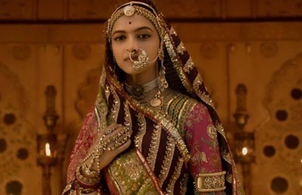 ફિલ્મના ટ્વિટર હેન્ડલ પર પણ ફિલ્મની એડવાન્સ બુકિંગ માટે લિંક શેર કરવામાં આવી રહી છે અને ચાહકોને રિલીઝના એક દિવસ પહેલા એટલે કે 24 જાન્યુઆરીઅ ફર્સ્ટ ડે ફર્સ્ટ શો બુક કરાવવા માટે જાણકારી પણ આપવામાં આવી છે. ફિલ્મની સ્ક્રીનિંગને લઈને ચાહકો ખૂબજ ઉત્સાહમાં નજર આવી રહ્યા છે. 