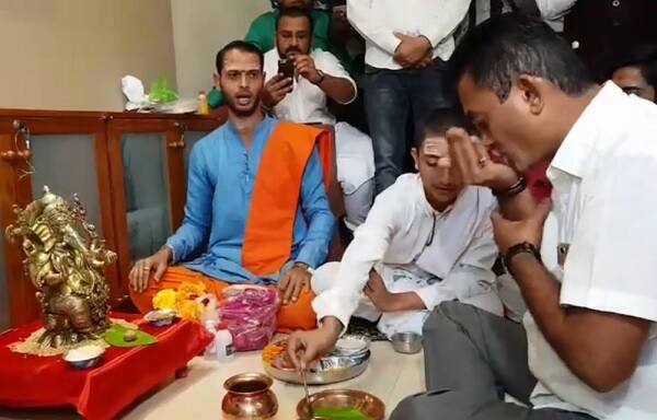 ગાંધીનગર: ગુજરાત વિધાનસભા ચૂંટણીમાં ભાજપ અને કોંગ્રેસ માટે આ વખતે કરો યા મરો જેવી સ્થિતી હતી જેમાં ભાજપની 99 બેઠકો સાથે જીત થઈ હતી જ્યારે કોંગ્રેસ 80 બેઠકો મળી હતી. કોંગ્રેસ પક્ષના યુવા નેતા પરેશ ધાનાણી આજે વિધિવત રીતે વિધાનસભાના વિરોધપક્ષના નેતા તરીકેનો સત્તાવાર સાર્જ સંભાળ્યો હતો. જોકે આ પહેલા તેમણે વિધિવત રીતે પૂજા કરી હતી. 