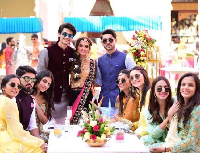 મેરેજ ફંકશન દરમિયાન આલિયા ભટ્ટે ફ્રેન્ડ્સ સાથેની કેટલીક તસવીર શેર કરી છે.