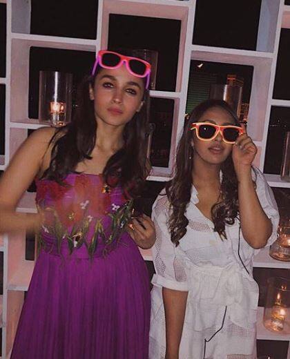 આલિયા ભટ્ટ સોશિયલ મીડિયા પર તેની તસવીરો પોસ્ટ કરતી રહે છે.